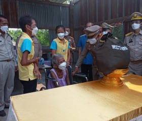 พลเอก ไพบูลย์ คุ้มฉายา องคมนตรี เชิญถุงพระราชทาน ... พารามิเตอร์รูปภาพ 3